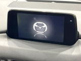 【マツダコネクト】車内の雰囲気にマッチした一体型タイプのディスプレイ。各種車輌設定やBluetooth再生等、様々な機能が楽しめます。専用SDカードのご購入で、ナビ機能も使用出来ます。