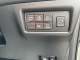 運転席ひざ元によく使うスイッチをまとめています。リアゲートの開閉も車を降りずに行えます。