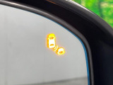 【ブラインドスポットインフォメーション】走行中、ドアミラーの死角になりやすい箇所に後続車が接近するとサイドミラー付近に警告を表示、ドライバーに注意喚起をしてくれます。