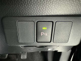 コーナーセンサーを車の前後に装備。障害物までの距離に応じて警告音を変えてお知らせ。縦列駐車時や駐車場・車庫などでの取り回しをサポートします。詳細は販売店スタッフまでおたずねください。
