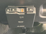 視認性の高いメーター類は、運転に必要な情報を一目で確認できます。運転状況を的確に把握し、安全運転をサポートします。デザインも洗練された印象です。