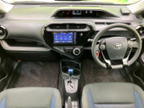 運転席からでは見えにくい後方状況を、鮮明に映し出します。駐車時や車庫入れの際に、安全性を高める頼もしい機能です。狭い場所での運転も楽になります。