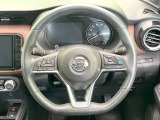 インテリアに合わせたデザインのステアリングは、運転される方のことも考え、運転しやすい形状、大きさです。是非一度、実際に触ってお確かめください。