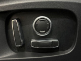電動パワーシートですので運転中のシート調節も安全に行えます。微調整も可能ですのであなただけのドライビングポジションを実現します。