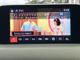 停車中にテレビや映像を楽しめる機能が搭載。休憩時間や待ち時間に、リラックスした時間を過ごせます。多彩なエンターテイメントで、ドライブがさらに楽しくなります。