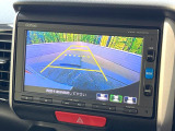 【バックカメラ】駐車時に後方がリアルタイム映像で確認できます。大型商業施設や立体駐車場での駐車時や、夜間のバック時に大活躍!運転スキルに関わらず、今や必須となった装備のひとつです!