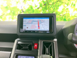 見やすい画面で、運転をサポートします。目的地設定や操作も直感的で、スムーズなカーナビゲーションを実現。快適なドライブを応援します。