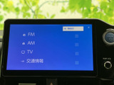 お好みの音楽を快適に楽しめるオーディオシステム。ラジオ、CD、USBなど、様々なソースに対応しています。ドライブ中のエンターテイメントに。