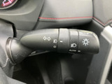 操作しやすい位置に配置されたウインカーレバーです。スムーズな操作で、安全な車線変更をサポートします。直感的に操作できるので、運転に集中できます。