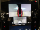 左右のサイドカメラ映像を同時に表示し、車両周囲の死角をしっかりカバー。狭い道や駐車時の接触リスクを減らし、安心して操作できる視界を確保します。