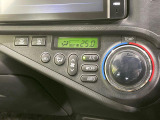 【オートエアコン】一度お好みの温度に設定すれば、車内の温度を検知し風量や温度を自動で調整。暑い&hellip;寒い&hellip;と何度もスイッチ操作をする必要はありません。快適な車内空間には必須の機能ですね♪
