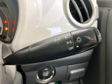 操作しやすいウインカーレバーで、安全な車線変更をサポートします。スムーズな操作感で、運転の負担を軽減します。