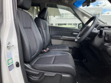 運転席まわりの空間は、広々として開放感があります。シートの形状も工夫されており、長距離運転でも疲れにくい設計です。快適な運転環境を提供します。