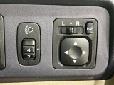【電動格納ミラー】サイドミラーは電動格納式となっており、狭い駐車場でもキズがつくリスクを抑えられます。
