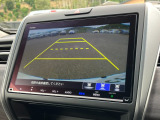 バックモニター装備。画面にて後方の確認が行えるので、バック駐車や車庫入れの際には重宝します。車の運転に慣れない方でも安心のガイドライン表示機能付。