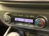 【オートエアコン】一度お好みの温度に設定すれば、車内の温度を検知し風量や温度を自動で調整。暑い&hellip;寒い&hellip;と何度もスイッチ操作をする必要はありません。快適な車内空間には必須の機能ですね♪