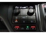 車内の空調は運転席と助手席で温度設定が分けられるデュアルオートエアコンです!!