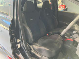 運転席、助手席です。座面も広くゆったりと座れてアームレストも付いているので重宝します。
