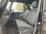 運転席からの視界は広く、運転操作もスムーズに行えます。ステアリングやペダルの配置も最適で、運転に集中できる空間です。快適なドライビングをサポートします。