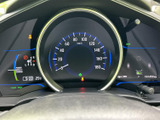 視認性の高いメーター類が、運転に必要な情報を分かりやすく表示します。運転に集中できる、シンプルで機能的なデザインです。