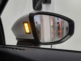 後方死角の車を検知してライトの点灯でお知らせしてくれるサイドアシストを装備。ドライバーの運転をアシストしてくれます。