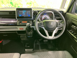 握りやすいステアリングは、運転の楽しさを向上させます。操作性にも優れ、スムーズなドライビングをサポートします。