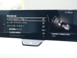 こちらのお車には先進安全装備が多数搭載されています。衝突被害を回避あるいは軽減するためのブレーキや、後方死角からの接近警報、車線逸脱を防止する警報装置など、詳しくはスタッフまでお尋ねください。