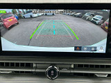 バックビューモニターです。後方画像も大きく表示されますので、車庫入れも安心です。