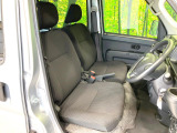 運転席まわりには十分なスペースがあり、大柄な方でもゆったり運転していただける環境です。