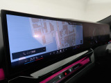 【カーブドディスプレイ】ドライバーに向かって湾曲した大型ディスプレイです。インフォメーションディスプレイとコントロールディスプレイが一体化しており、ドライバーの視覚的な操作性を向上させます