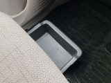 シート下に収納スペースがあります。シューズ一足分の余裕があります。