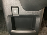 アクセサリーソケットはUSBのアダプターなどをつければ、スマホの充電にも使えます。周辺には物が置けるボックスがついています。