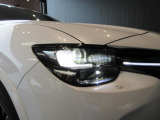 アダプティブLEDヘッドライト装着!フォワードセンシングカメラで前方の追従や対向車の位置を確認、車輌のいない箇所をハイビームにするグレアフリーハイビーム機能が付いております。