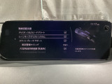 カメラが車線を認識してはみ出しそうになるとステアリングアシストが介入するレーン・キープ・アシストシステムを装備しております。お好みで作動・非作動の設定も可能です。