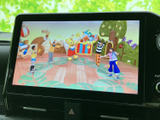 停車中に楽しめるTV機能。休憩時間などに、映像や番組を視聴できます。後部座席での移動中にも、快適な時間を過ごせます。