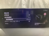 フォワードセンシングカメラで認識した交通標識をディスプレイに表示し、交通標識の見落とし防止を図り、安全運転を支援します。