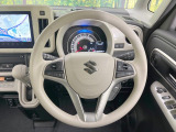 インテリアに合わせたデザインのステアリングは、運転される方のことも考え、運転しやすい形状、大きさです。是非一度、実際に触ってお確かめください。