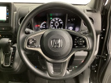 ハンドルにHondaセンシング系のクルーズコントロールやレーンキープアシストなどのスイッチと、オーディオの操作スイッチが装備されています。ハンドルから手を離さず安全に操作できます。