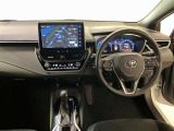 運転席周りのレイアウトをご覧ください。ナビゲーションが綺麗に装着されすっきり収まってますね!