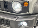 【LEDヘッドライト】悪天候や夜間走行時も良好な視界を確保し安心して運転できる高輝度LEDヘッドライトを装備!点灯速度が早く、消費電力も抑えられています。