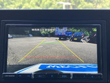 後方確認をサポートするモニターは、安全な運転に貢献。駐車時の不安を軽減し、スムーズな車庫入れを可能にします。
