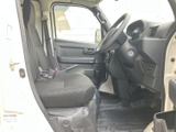 運転席からの視界は良好。シンプルな操作性で、運転に集中できる空間設計です。快適なドライブをサポートします。