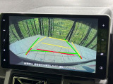【ステアリング連動バックカメラ】駐車時に後方がリアルタイム映像で確認できます。大型商業施設や立体駐車場での駐車時や、夜間のバック時に大活躍!運転スキルに関わらず、今や必須となった装備のひとつです!