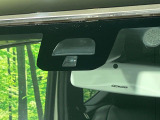 【ホンダセンシング】走行中に前方の車両等を認識し、衝突しそうな時は警報とブレーキで衝突回避と被害軽減をアシスト。より安全にドライブをお楽しみいただけます。