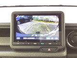 バックモニター付きで、車庫入れやバック時の後方確認をしっかりサポート。モニターに映し出される映像で死角も確認しやすく、狭い場所での駐車や後退時の操作をより安心して行えます。