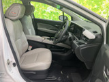 広々とした室内空間は、ドライバーにも快適な運転環境を提供します。座り心地の良いシートで、長距離運転も疲れにくいでしょう。