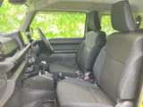 運転席周りは、操作しやすいように配置されており、直感的に操作できます。長時間の運転でも疲れにくい設計です。快適なドライブをサポートします。