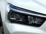 【LEDヘッドライト】悪天候や夜間走行時も良好な視界を確保し安心して運転できる高輝度LEDヘッドライトを装備!点灯速度が早く、消費電力も抑えられています。