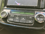 操作しやすい配置のスイッチ類が、安全な運転をサポートします。温度調整や風量調節も手元で簡単に操作でき、快適なドライブをサポートします。集中操作が可能です。