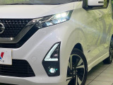【LEDヘッドライト】悪天候や夜間走行時も良好な視界を確保し安心して運転できる高輝度LEDヘッドライトを装備!点灯速度が早く、消費電力も抑えられています。